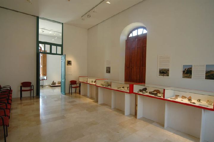 [La_Union_Museo_Arq_Portman]_Algunas_de_las_vitrinas_del_Museo