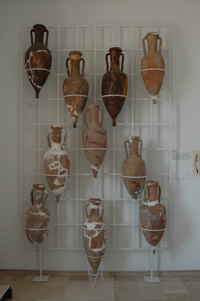 [La_Union_Museo_Arq_Portman]_Exposicion_de_anforas_en_el_Museo_Arqueologico_de_Portman