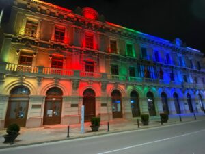 El Ayuntamiento de La Unión se ilumina con los colores del arco iris en el Día Nacional de la enfermedad de Niemann Pick